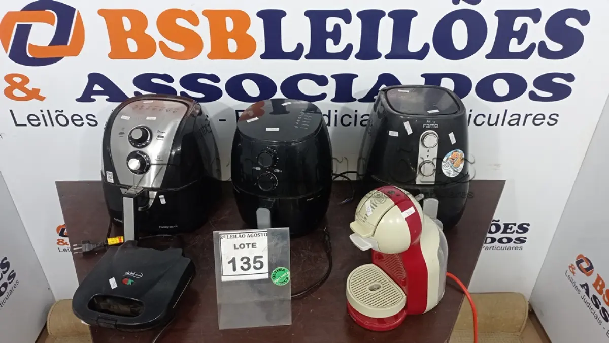 LOTE 135 - 03 FRITADEIRAS A AR, 01 CAFETEIRA E 01 SANDUICHEIRA. (NO ESTADO) ATENÇÃO! FAZER A VISITAÇÃO ANTES DE ARREMATAR, NÃO SABEMOS SE FUNCIONA. LEILÃO NÃO TEM GARANTIA E NEM DEVOLUÇÃO, SUJEITO A POSSÍVEIS AVARIAS VISÍVEIS/OCULTAS E/OU AUSÊNCIA DE COMPONENTES.