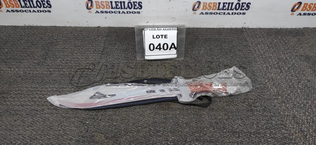 LOTE 040 - 01 FACÃO  IMPORTADA AÇO INOXIDÁVEL CABO EM MADEIRA  FULL TANG BAINHA DE NYLON TAMANHO TOTAL 50CM PESO 526G JÁ AFIADA  . (NO ESTADO) ATENÇÃO! FAZER A VISITAÇÃO ANTES DE ARREMATAR, NÃO SABEMOS SE FUNCIONA. LEILÃO NÃO TEM GARANTIA E NEM DEVOLUÇÃO, SUJEITO A POSSÍVEIS AVARIAS VISÍVEIS/OCULTAS E/OU AUSÊNCIA DE COMPONENTES.