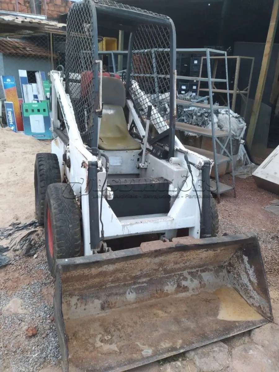 LOTE 526 - 01 BOBCAT M611 DIESEL COM PÁ BATERIA NOVA( NO ESTADO)
