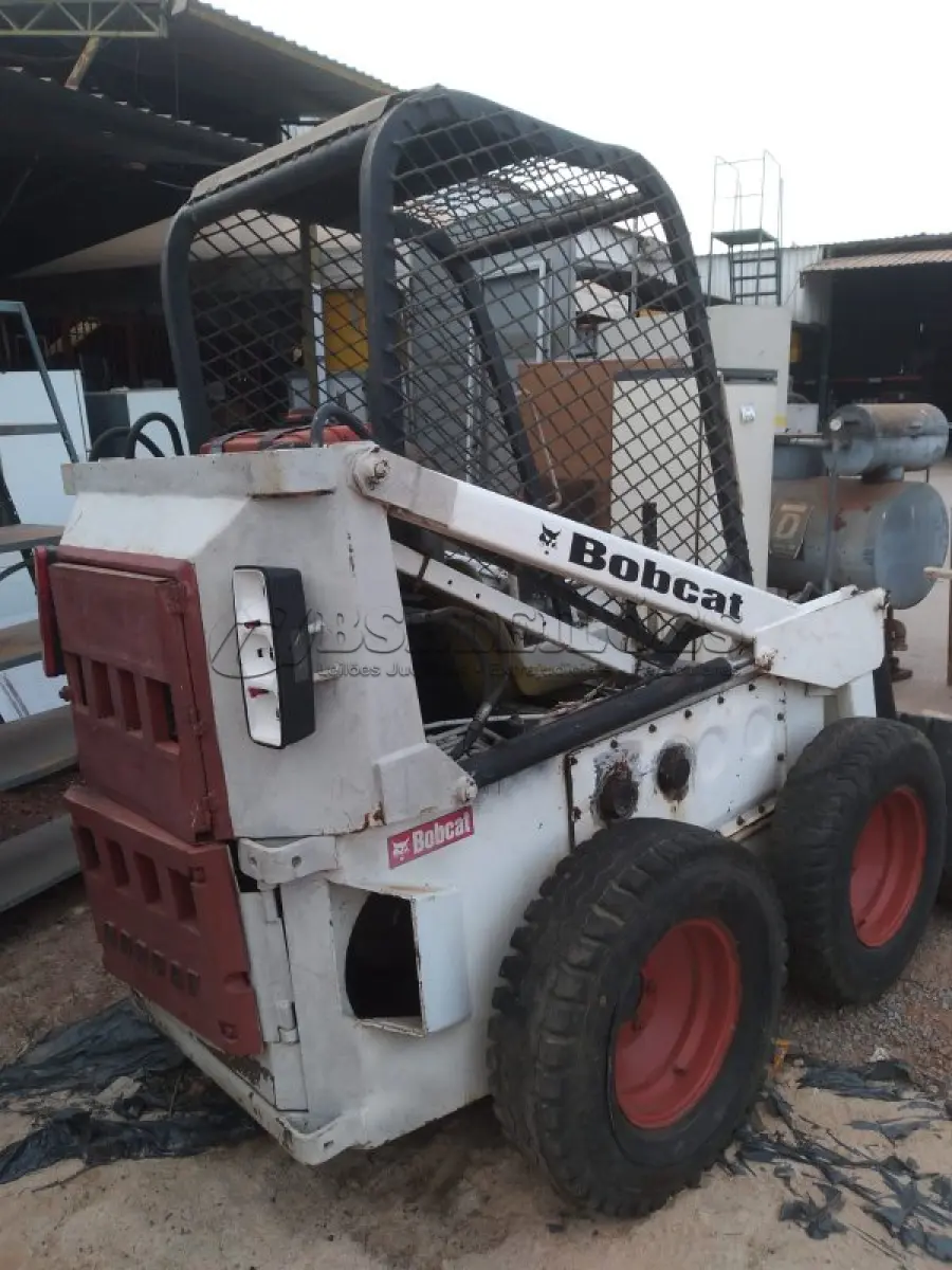 LOTE 526 - 01 BOBCAT M611 DIESEL COM PÁ BATERIA NOVA( NO ESTADO)