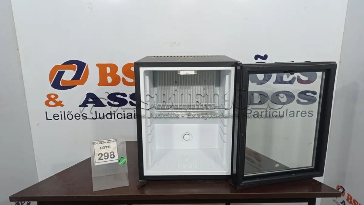 LOTE 298 - 01 ADEGA 40L 220V. (NO ESTADO) ATENÇÃO! FAZER A VISITAÇÃO ANTES DE ARREMATAR, NÃO SABEMOS SE FUNCIONA. LEILÃO NÃO TEM GARANTIA E NEM DEVOLUÇÃO, SUJEITO A POSSÍVEIS AVARIAS VISÍVEIS/OCULTAS E/OU AUSÊNCIA DE COMPONENTES.