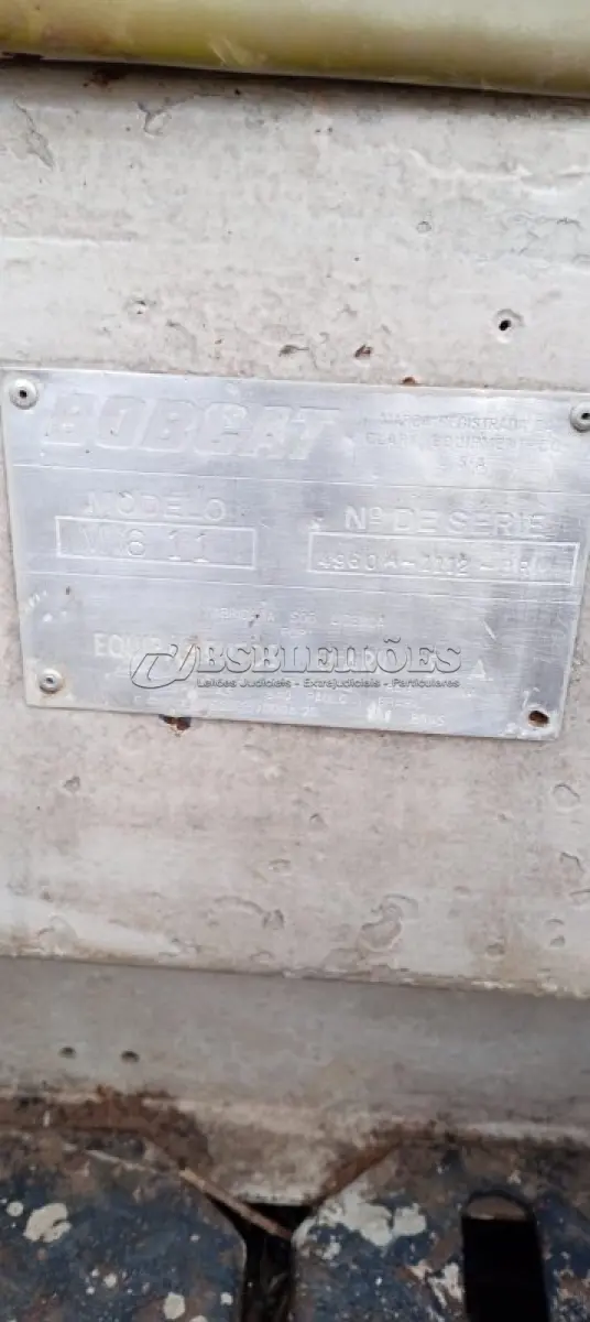 LOTE 526 - 01 BOBCAT M611 DIESEL COM PÁ BATERIA NOVA( NO ESTADO)