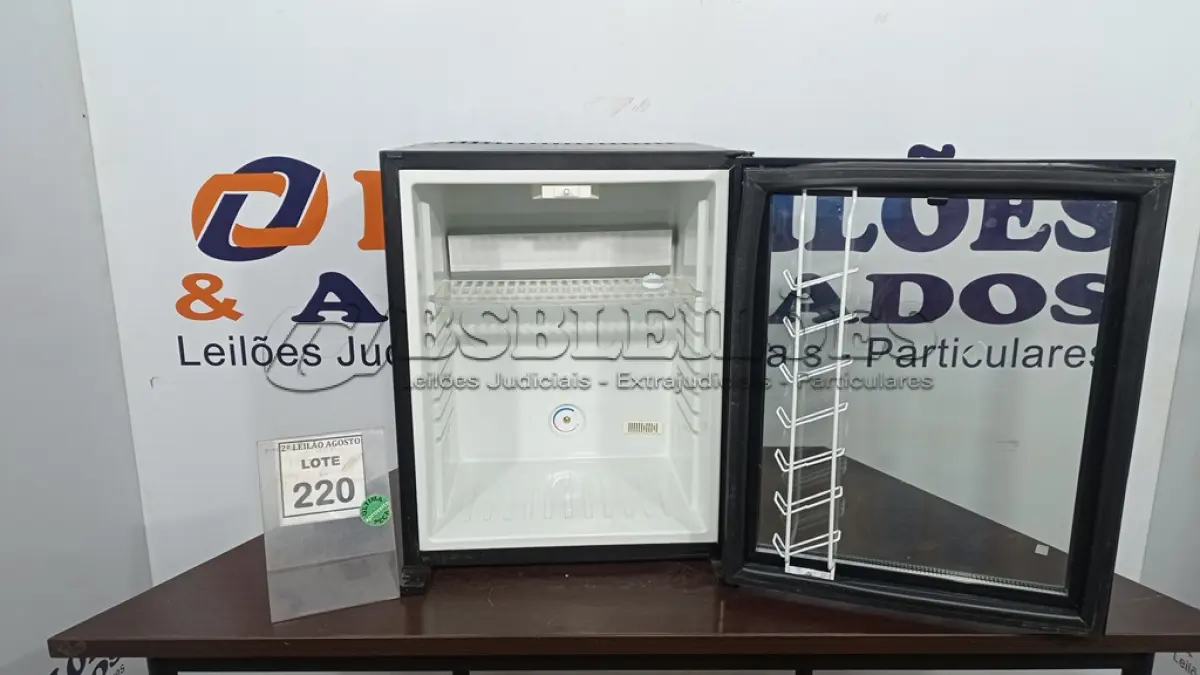 LOTE 220 - 01 ADEGA 220V. (NO ESTADO) ATENÇÃO! FAZER A VISITAÇÃO ANTES DE ARREMATAR, NÃO SABEMOS SE FUNCIONA, LEILÃO NÃO TEM GARANTIA E NEM DEVOLUÇÃO, SUJEITO A POSSÍVEIS AVARIAS VISÍVEIS/OCULTAS E/OU AUSÊNCIA DE COMPONENTES.