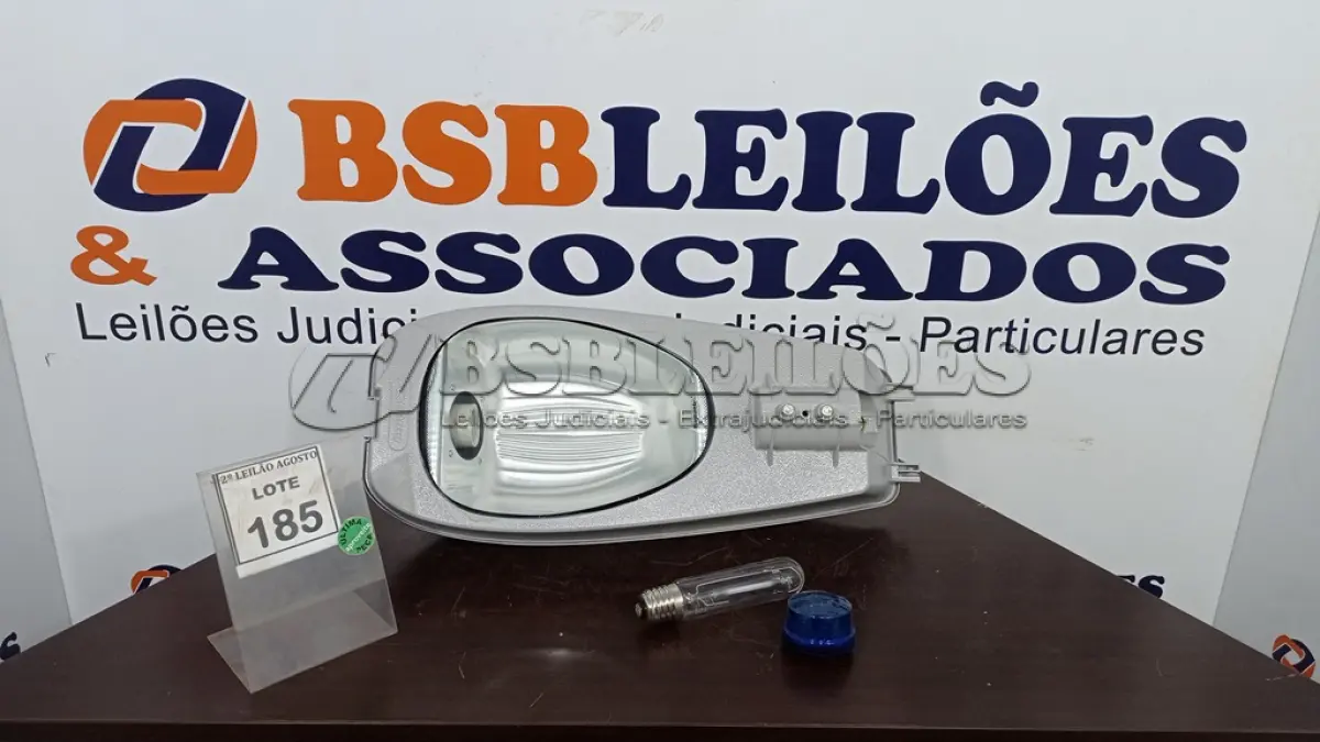 LOTE 185 - 01 LUMINÁRIA DE POSTE. (NO ESTADO) ATENÇÃO! FAZER A VISITAÇÃO ANTES DE ARREMATAR, NÃO SABEMOS SE FUNCIONA. LEILÃO NÃO TEM GARANTIA E NEM DEVOLUÇÃO, SUJEITO A POSSÍVEIS AVARIAS VISÍVEIS/OCULTAS E/OU AUSÊNCIA DE COMPONENTES.