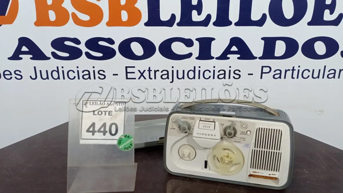LOTE 440 - 01 GRAVADOR DE ROLO ANTIGO. (NO ESTADO) ATENÇÃO! FAZER A VISITAÇÃO ANTES DE ARREMATAR, NÃO SABEMOS SE FUNCIONA. LEILÃO NÃO TEM GARANTIA E NEM DEVOLUÇÃO, SUJEITO A POSSÍVEIS AVARIAS VISÍVEIS/OCULTAS E/OU AUSÊNCIA DE COMPONENTES.