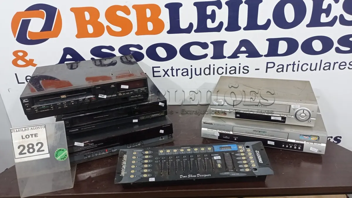 LOTE 282 - 05 APARELHOS DE VÍDEO CASSETE E 01 CONTROLADOR DE ILUMINAÇÃO MODELO DMX 512. (NO ESTADO) ATENÇÃO! FAZER A VISITAÇÃO ANTES DE ARREMATAR, NÃO SABEMOS SE FUNCIONA. LEILÃO NÃO TEM GARANTIA E NEM DEVOLUÇÃO, SUJEITO A POSSÍVEIS AVARIAS VISÍVEIS/OCULTAS E/OU AUSÊNCIA DE COMPONENTES.