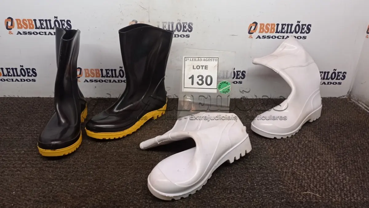 LOTE 130 - 02 PARES DE BOTAS DE BORRACHA TAMANHO 36 E 39 NAS CORES BRANCO E PRETA. (NO ESTADO) ATENÇÃO! FAZER A VISITAÇÃO ANTES DE ARREMATAR, NÃO SABEMOS SE FUNCIONA, LEILÃO NÃO TEM GARANTIA E NEM DEVOLUÇÃO, SUJEITO A POSSÍVEIS AVARIAS VISÍVEIS/OCULTAS E/OU AUSÊNCIA DE COMPONENTES.