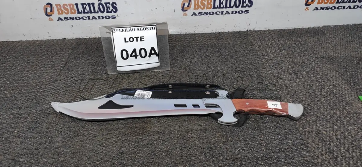 LOTE 040 - 01 FACÃO  IMPORTADA AÇO INOXIDÁVEL CABO EM MADEIRA  FULL TANG BAINHA DE NYLON TAMANHO TOTAL 50CM PESO 526G JÁ AFIADA  . (NO ESTADO) ATENÇÃO! FAZER A VISITAÇÃO ANTES DE ARREMATAR, NÃO SABEMOS SE FUNCIONA. LEILÃO NÃO TEM GARANTIA E NEM DEVOLUÇÃO, SUJEITO A POSSÍVEIS AVARIAS VISÍVEIS/OCULTAS E/OU AUSÊNCIA DE COMPONENTES.