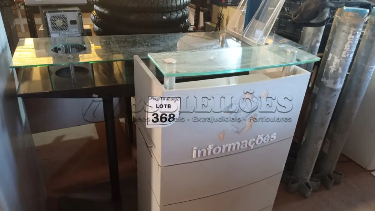 LOTE 368 - 01 BALCÃO DE ATENDIMENTO E 01 BALCÃO COM BASE DE FERRO E APOIO DE VIDRO E DIVISÓRIAS. (NO ESTADO) ATENÇÃO! FAZER A VISITAÇÃO ANTES DE ARREMATAR, NÃO SABEMOS SE FUNCIONA. LEILÃO NÃO TEM GARANTIA E NEM DEVOLUÇÃO, SUJEITO A POSSÍVEIS AVARIAS VISÍVEIS/OCULTAS E/OU AUSÊNCIA DE COMPONENTES.