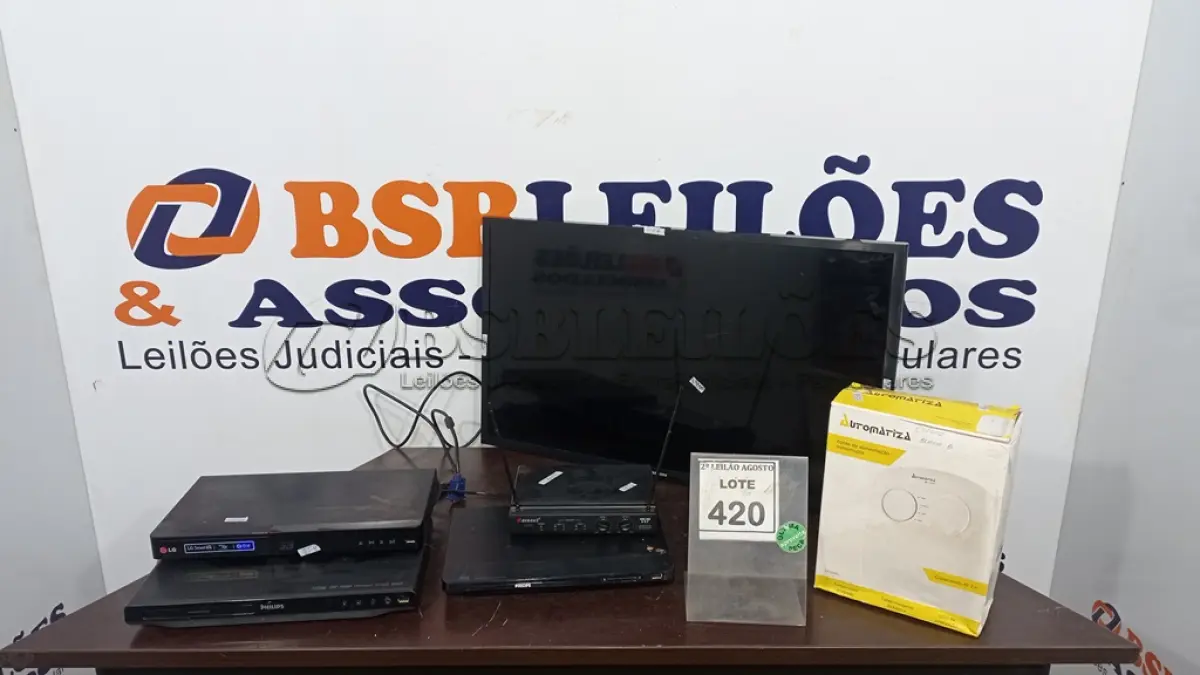 LOTE 420 - 01 TV 32’’ MARCA SAMSUNG, 01 APARELHO BLU RAY, 02 APARELHOS DE DVD, 01 CPU, 01 TECLADO, 01 ROTEADOR E 01 FONTE DE ALIMENTAÇÃO ININTERRUPTA. (NO ESTADO) ATENÇÃO! FAZER A VISITAÇÃO ANTES DE ARREMATAR, NÃO SABEMOS SE FUNCIONA. LEILÃO NÃO TEM GARANTIA E NEM DEVOLUÇÃO, SUJEITO A POSSÍVEIS AVARIAS VISÍVEIS/OCULTAS E/OU AUSÊNCIA DE COMPONENTES.