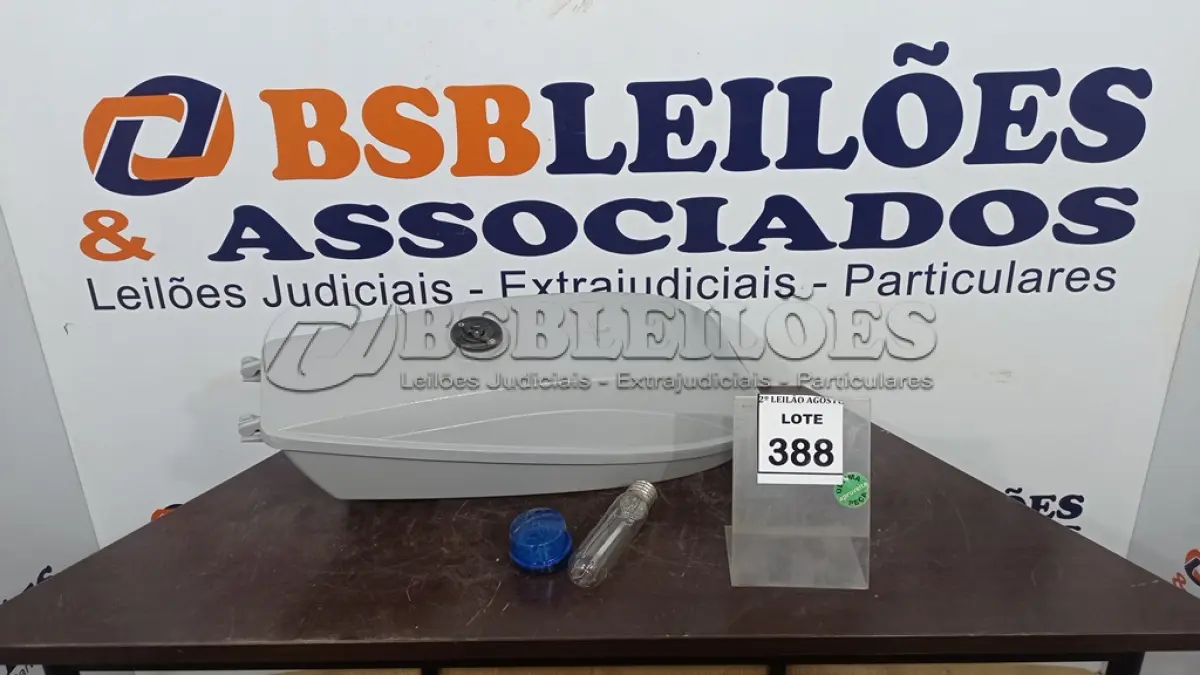 LOTE 388 - 01 LUMINÁRIA DE POSTE. (NO ESTADO) ATENÇÃO! FAZER A VISITAÇÃO ANTES DE ARREMATAR, NÃO SABEMOS SE FUNCIONA. LEILÃO NÃO TEM GARANTIA E NEM DEVOLUÇÃO, SUJEITO A POSSÍVEIS AVARIAS VISÍVEIS/OCULTAS E/OU AUSÊNCIA DE COMPONENTES.