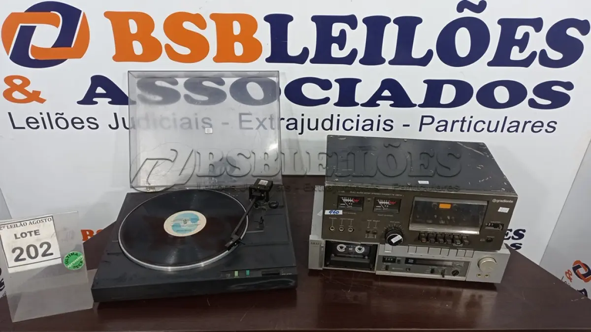 LOTE 202 - 01 VINIL E 02 TOCA-FITAS CASSETE. (NO ESTADO) ATENÇÃO! FAZER A VISITAÇÃO ANTES DE ARREMATAR, NÃO SABEMOS SE FUNCIONA. LEILÃO NÃO TEM GARANTIA E NEM DEVOLUÇÃO, SUJEITO A POSSÍVEIS AVARIAS VISÍVEIS/OCULTAS E/OU AUSÊNCIA DE COMPONENTES.