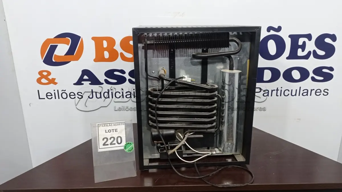 LOTE 220 - 01 ADEGA 220V. (NO ESTADO) ATENÇÃO! FAZER A VISITAÇÃO ANTES DE ARREMATAR, NÃO SABEMOS SE FUNCIONA, LEILÃO NÃO TEM GARANTIA E NEM DEVOLUÇÃO, SUJEITO A POSSÍVEIS AVARIAS VISÍVEIS/OCULTAS E/OU AUSÊNCIA DE COMPONENTES.