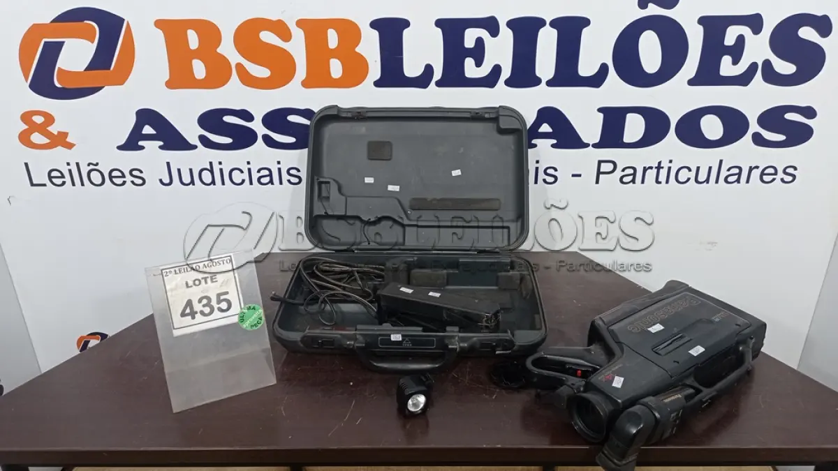 LOTE 435 - 01 FILMADORA MARCA PANASONIC COM CASE. (NO ESTADO) ATENÇÃO! FAZER A VISITAÇÃO ANTES DE ARREMATAR, NÃO SABEMOS SE FUNCIONA. LEILÃO NÃO TEM GARANTIA E NEM DEVOLUÇÃO, SUJEITO A POSSÍVEIS AVARIAS VISÍVEIS/OCULTAS E/OU AUSÊNCIA DE COMPONENTES.