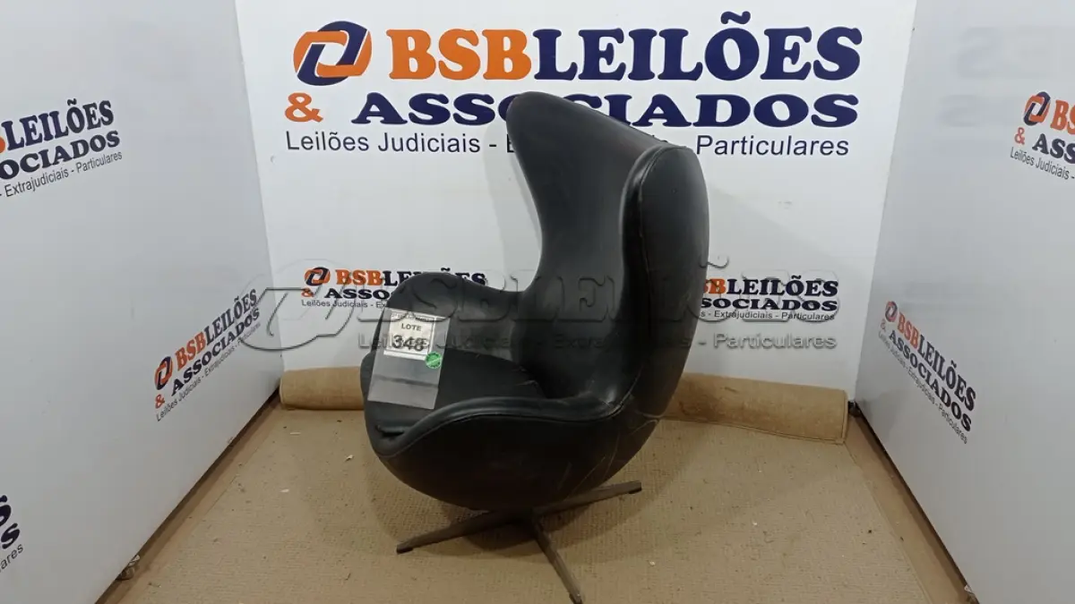 LOTE 348 - 01 POLTRONA EGG PRETA. (NO ESTADO) ATENÇÃO! FAZER A VISITAÇÃO ANTES DE ARREMATAR, NÃO SABEMOS SE FUNCIONA. LEILÃO NÃO TEM GARANTIA E NEM DEVOLUÇÃO, SUJEITO A POSSÍVEIS AVARIAS VISÍVEIS/OCULTAS E/OU AUSÊNCIA DE COMPONENTES.