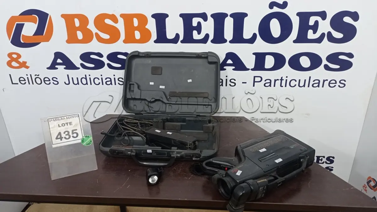 LOTE 435 - 01 FILMADORA MARCA PANASONIC COM CASE. (NO ESTADO) ATENÇÃO! FAZER A VISITAÇÃO ANTES DE ARREMATAR, NÃO SABEMOS SE FUNCIONA. LEILÃO NÃO TEM GARANTIA E NEM DEVOLUÇÃO, SUJEITO A POSSÍVEIS AVARIAS VISÍVEIS/OCULTAS E/OU AUSÊNCIA DE COMPONENTES.