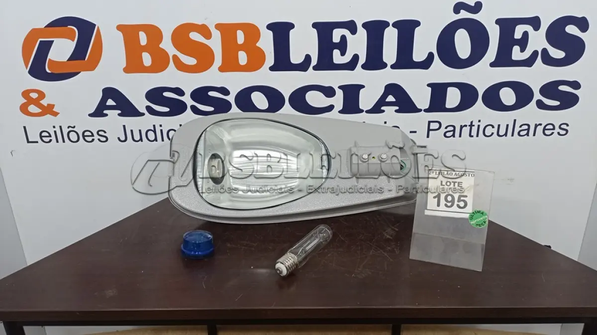 LOTE 195 - 01 LUMINÁRIA DE POSTE. (NO ESTADO) ATENÇÃO! FAZER A VISITAÇÃO ANTES DE ARREMATAR, NÃO SABEMOS SE FUNCIONA. LEILÃO NÃO TEM GARANTIA E NEM DEVOLUÇÃO, SUJEITO A POSSÍVEIS AVARIAS VISÍVEIS/OCULTAS E/OU AUSÊNCIA DE COMPONENTES.