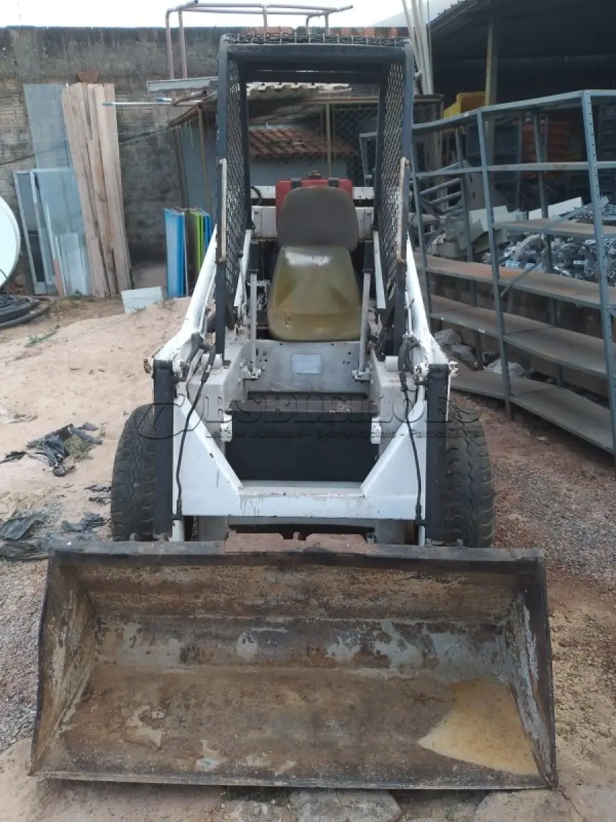 LOTE 526 - 01 BOBCAT M611 DIESEL COM PÁ BATERIA NOVA( NO ESTADO)