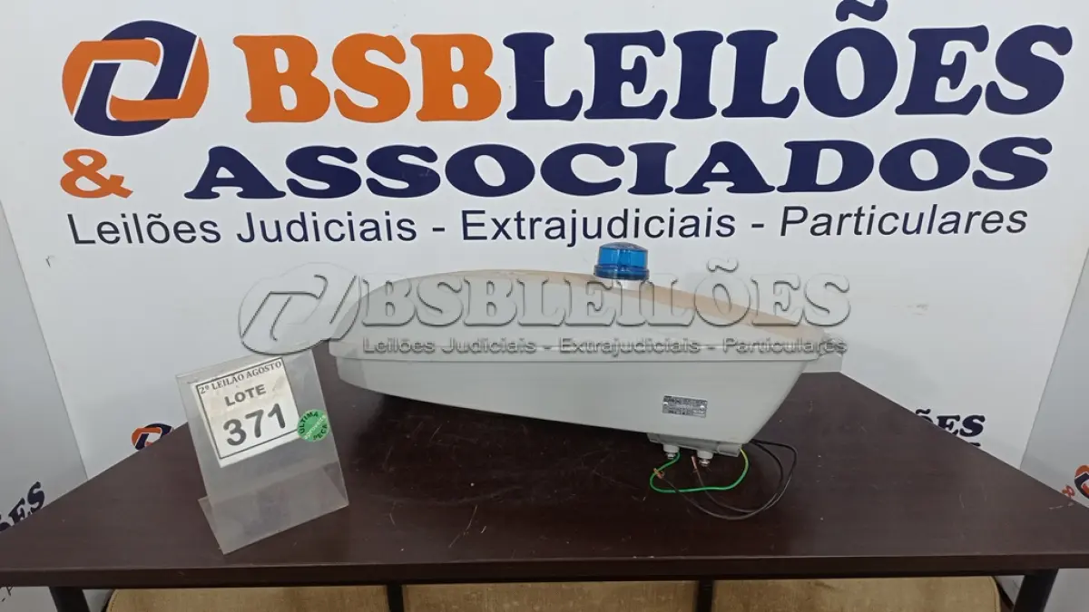LOTE 371 - 01 LUMINÁRIA DE POSTE. (NO ESTADO) ATENÇÃO! FAZER A VISITAÇÃO ANTES DE ARREMATAR, NÃO SABEMOS SE FUNCIONA. LEILÃO NÃO TEM GARANTIA E NEM DEVOLUÇÃO, SUJEITO A POSSÍVEIS AVARIAS VISÍVEIS/OCULTAS E/OU AUSÊNCIA DE COMPONENTES.