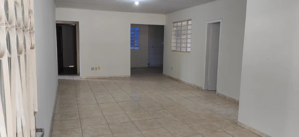 01 CASA DE ESQUINA NA QR 405 CONJUNTO 9 LOTE 8 COM SALA, COZINHA, BANHEIRO SOCIAL, 03 QUARTOS, SENDO 01 SUÍTE, ÁREA DE SERVIÇO COBERTA ,GARAGEM E 01 LOJA COM BANHEIRO. SAMAMBAIA NORTE - DF, ÁREA DO LOTE 149,50 M², ÁREA CONSTRUÍDA 176,12 M², 405 CONJUNTO 9 LOTE 8 - SAMAMBAIA NORTE - DF, ÁREA DO LOTE 149,50 M², ÁREA CONSTRUÍDA 176,12 M², MATRÍCULA Nº. 163299 (NO ESTADO) (VISITAÇÃO AGENDAR 61-9445-2031 WHATSAPP) (IPTU 2025 PAGO)
