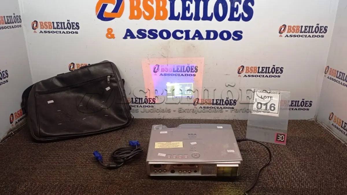 LOTE 016 - 01 PROJETOR HITACHI XVGA COM CABOS E MALETA. (NO ESTADO) ATENÇÃO! FAZER A VISITAÇÃO ANTES DE ARREMATAR, NÃO SABEMOS SE FUNCIONA, LEILÃO NÃO TEM GARANTIA E NEM DEVOLUÇÃO, SUJEITO A POSSÍVEIS AVARIAS VISÍVEIS/OCULTAS E/OU AUSÊNCIA DE COMPONENTES.