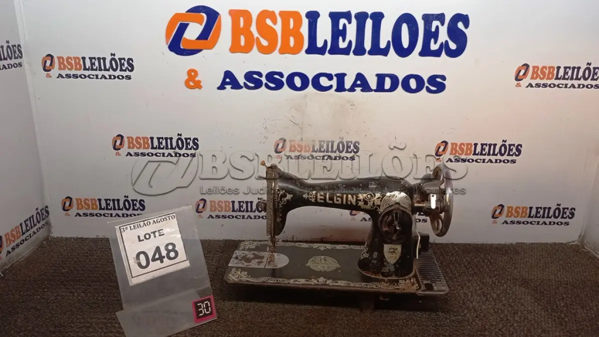 LOTE 048 - 01 MÁQUINA DE COSTURA MARCA ELGIN. (NO ESTADO) ATENÇÃO! FAZER A VISITAÇÃO ANTES DE ARREMATAR, NÃO SABEMOS SE FUNCIONA, LEILÃO NÃO TEM GARANTIA E NEM DEVOLUÇÃO, SUJEITO A POSSÍVEIS AVARIAS VISÍVEIS/OCULTAS E/OU AUSÊNCIA DE COMPONENTES.