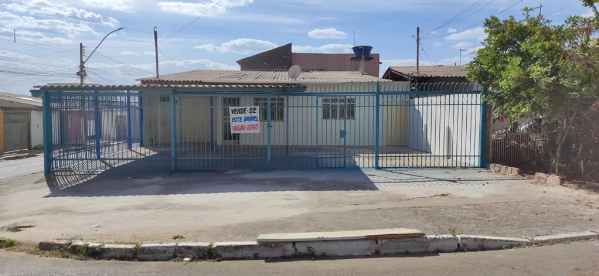01 CASA DE ESQUINA NA QR 405 CONJUNTO 9 LOTE 8 COM SALA, COZINHA, BANHEIRO SOCIAL, 03 QUARTOS, SENDO 01 SUÍTE, ÁREA DE SERVIÇO COBERTA ,GARAGEM E 01 LOJA COM BANHEIRO. SAMAMBAIA NORTE - DF, ÁREA DO LOTE 149,50 M², ÁREA CONSTRUÍDA 176,12 M², 405 CONJUNTO 9 LOTE 8 - SAMAMBAIA NORTE - DF, ÁREA DO LOTE 149,50 M², ÁREA CONSTRUÍDA 176,12 M², MATRÍCULA Nº. 163299 (NO ESTADO) (VISITAÇÃO AGENDAR 61-9445-2031 WHATSAPP) (IPTU 2025 PAGO)