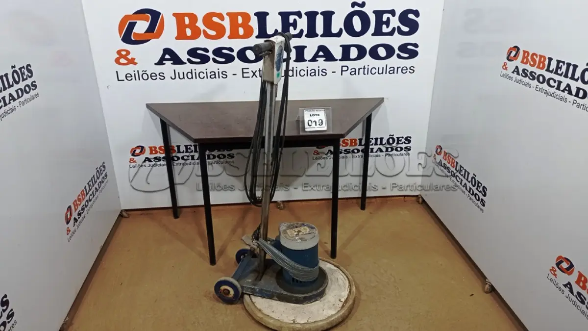 LOTE 019 - 01 ENCERADEIRA INDUSTRIAL. (NO ESTADO) ATENÇÃO! FAZER A VISITAÇÃO ANTES DE ARREMATAR, NÃO SABEMOS SE FUNCIONA. LEILÃO NÃO TEM GARANTIA E NEM DEVOLUÇÃO, SUJEITO A POSSÍVEIS AVARIAS VISÍVEIS/OCULTAS E/OU AUSÊNCIA DE COMPONENTES.