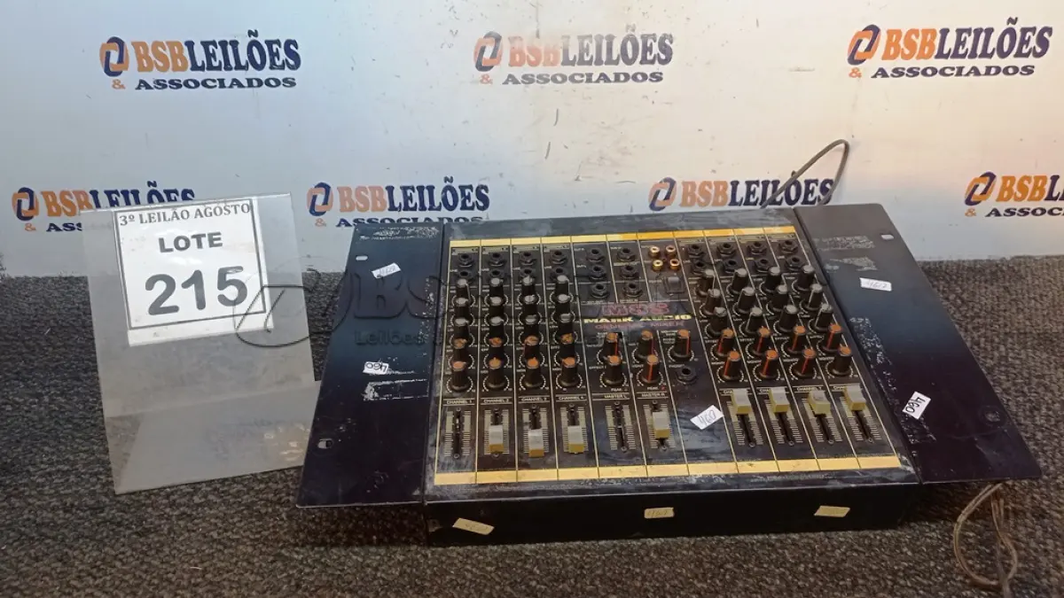 LOTE 215 - 01 MESA DE SOM. (NO ESTADO) ATENÇÃO! FAZER A VISITAÇÃO ANTES DE ARREMATAR, NÃO SABEMOS SE FUNCIONA, LEILÃO NÃO TEM GARANTIA E NEM DEVOLUÇÃO, SUJEITO A POSSÍVEIS AVARIAS VISÍVEIS/OCULTAS E/OU AUSÊNCIA DE COMPONENTES.