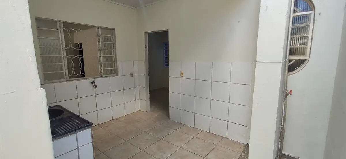 01 CASA DE ESQUINA NA QR 405 CONJUNTO 9 LOTE 8 COM SALA, COZINHA, BANHEIRO SOCIAL, 03 QUARTOS, SENDO 01 SUÍTE, ÁREA DE SERVIÇO COBERTA ,GARAGEM E 01 LOJA COM BANHEIRO. SAMAMBAIA NORTE - DF, ÁREA DO LOTE 149,50 M², ÁREA CONSTRUÍDA 176,12 M², 405 CONJUNTO 9 LOTE 8 - SAMAMBAIA NORTE - DF, ÁREA DO LOTE 149,50 M², ÁREA CONSTRUÍDA 176,12 M², MATRÍCULA Nº. 163299 (NO ESTADO) (VISITAÇÃO AGENDAR 61-9445-2031 WHATSAPP) (IPTU 2025 PAGO)