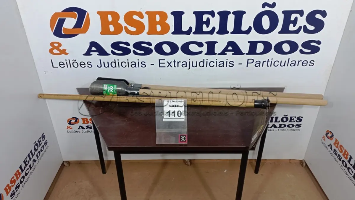 LOTE 110 - 01 ENXADA E 01 CAVADOR MANUAL. (NO ESTADO) ATENÇÃO! FAZER A VISITAÇÃO ANTES DE ARREMATAR, NÃO SABEMOS SE FUNCIONA, LEILÃO NÃO TEM GARANTIA E NEM DEVOLUÇÃO, SUJEITO A POSSÍVEIS AVARIAS VISÍVEIS/OCULTAS E/OU AUSÊNCIA DE COMPONENTES.