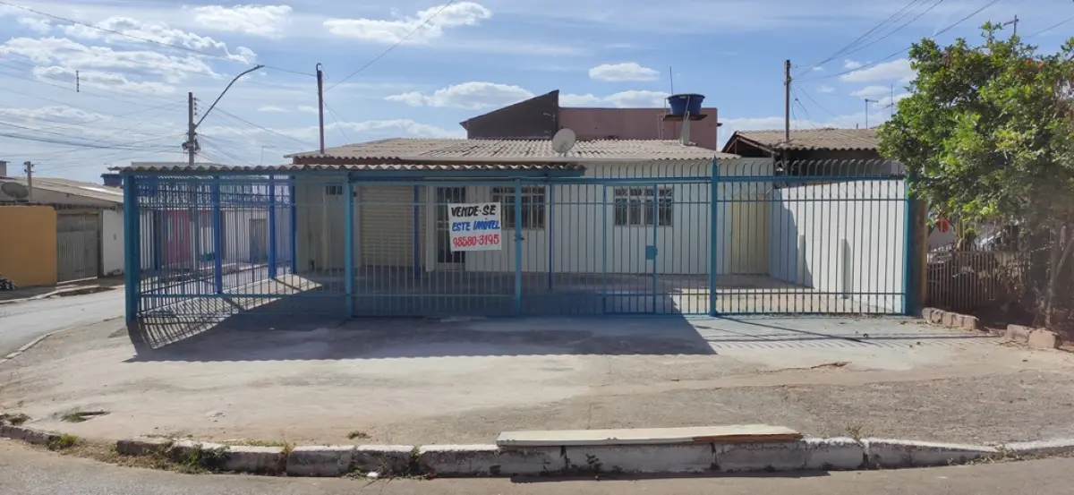 01 CASA DE ESQUINA NA QR 405 CONJUNTO 9 LOTE 8 COM SALA, COZINHA, BANHEIRO SOCIAL, 03 QUARTOS, SENDO 01 SUÍTE, ÁREA DE SERVIÇO COBERTA ,GARAGEM E 01 LOJA COM BANHEIRO. SAMAMBAIA NORTE - DF, ÁREA DO LOTE 149,50 M², ÁREA CONSTRUÍDA 176,12 M², 405 CONJUNTO 9 LOTE 8 - SAMAMBAIA NORTE - DF, ÁREA DO LOTE 149,50 M², ÁREA CONSTRUÍDA 176,12 M², MATRÍCULA Nº. 163299 (NO ESTADO) (VISITAÇÃO AGENDAR 61-9445-2031 WHATSAPP) (IPTU 2025 PAGO)