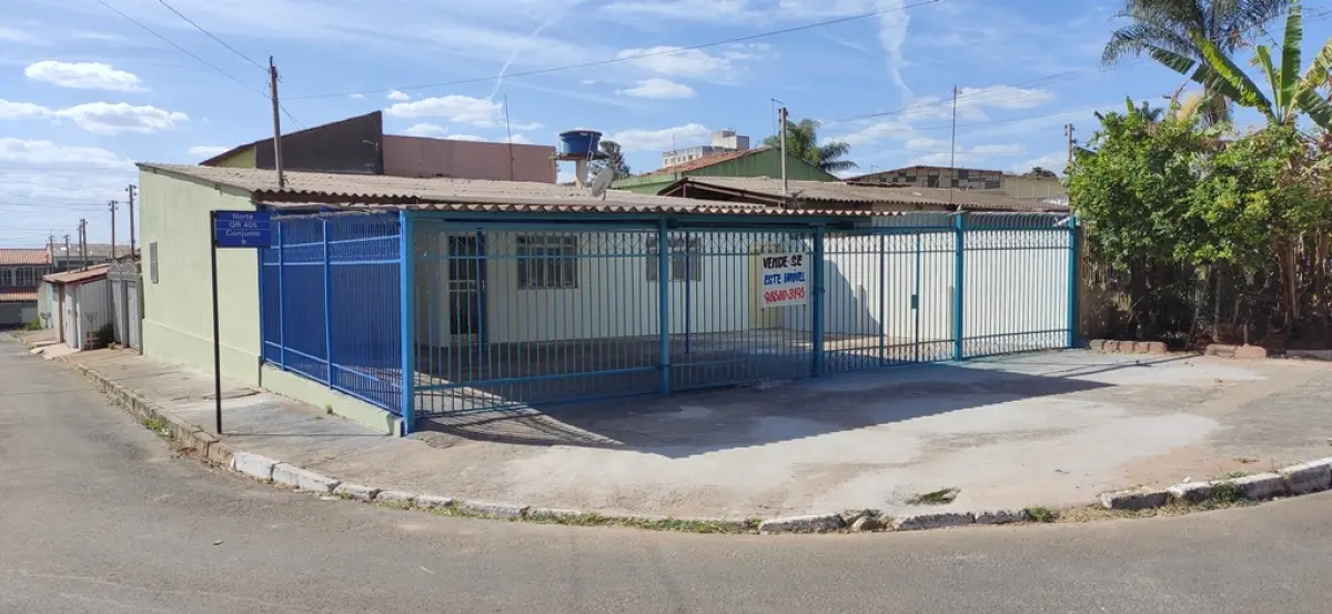 01 CASA DE ESQUINA NA QR 405 CONJUNTO 9 LOTE 8 COM SALA, COZINHA, BANHEIRO SOCIAL, 03 QUARTOS, SENDO 01 SUÍTE, ÁREA DE SERVIÇO COBERTA ,GARAGEM E 01 LOJA COM BANHEIRO. SAMAMBAIA NORTE - DF, ÁREA DO LOTE 149,50 M², ÁREA CONSTRUÍDA 176,12 M², 405 CONJUNTO 9 LOTE 8 - SAMAMBAIA NORTE - DF, ÁREA DO LOTE 149,50 M², ÁREA CONSTRUÍDA 176,12 M², MATRÍCULA Nº. 163299 (NO ESTADO) (VISITAÇÃO AGENDAR 61-9445-2031 WHATSAPP) (IPTU 2025 PAGO)