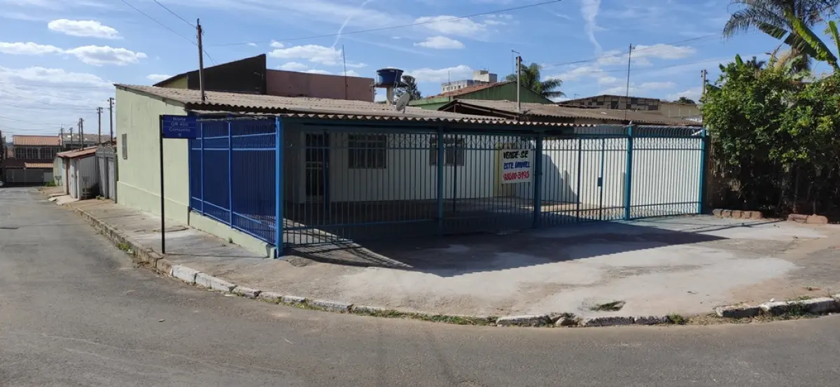01 CASA DE ESQUINA NA QR 405 CONJUNTO 9 LOTE 8 COM SALA, COZINHA, BANHEIRO SOCIAL, 03 QUARTOS, SENDO 01 SUÍTE, ÁREA DE SERVIÇO COBERTA ,GARAGEM E 01 LOJA COM BANHEIRO. SAMAMBAIA NORTE - DF, ÁREA DO LOTE 149,50 M², ÁREA CONSTRUÍDA 176,12 M², 405 CONJUNTO 9 LOTE 8 - SAMAMBAIA NORTE - DF, ÁREA DO LOTE 149,50 M², ÁREA CONSTRUÍDA 176,12 M², MATRÍCULA Nº. 163299 (NO ESTADO) (VISITAÇÃO AGENDAR 61-9445-2031 WHATSAPP) (IPTU 2025 PAGO)