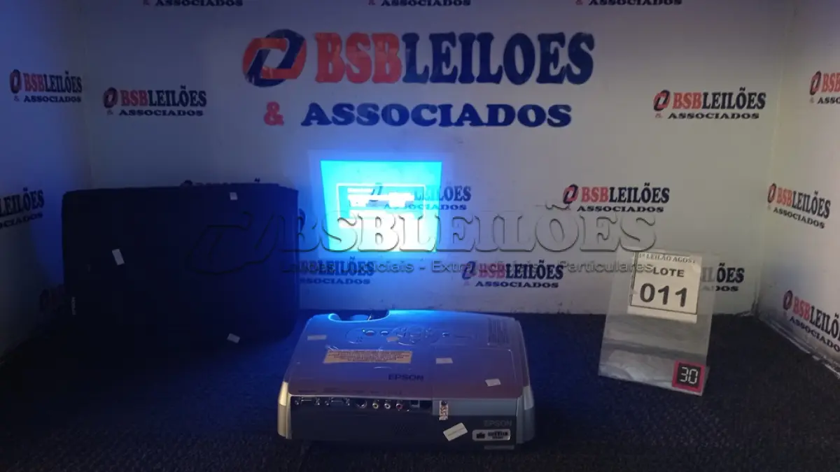 LOTE 011 - 01 PROJETOR MARCA EPSON COM CABOS E MALETA. (NO ESTADO) ATENÇÃO! FAZER A VISITAÇÃO ANTES DE ARREMATAR, NÃO SABEMOS SE FUNCIONA, LEILÃO NÃO TEM GARANTIA E NEM DEVOLUÇÃO, SUJEITO A POSSÍVEIS AVARIAS VISÍVEIS/OCULTAS E/OU AUSÊNCIA DE COMPONENTES.