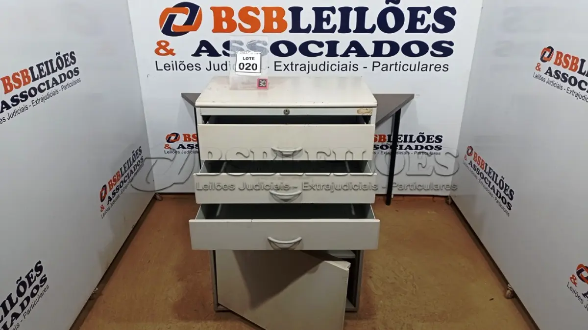 LOTE 020 - 01 ARMÁRIO DE FERRO E TAMPO EM MADEIRA COM 03 GAVETAS E 01 PORTA. (NO ESTADO) ATENÇÃO! FAZER A VISITAÇÃO ANTES DE ARREMATAR, NÃO SABEMOS SE FUNCIONA, LEILÃO NÃO TEM GARANTIA E NEM DEVOLUÇÃO, SUJEITO A POSSÍVEIS AVARIAS VISÍVEIS/OCULTAS E/OU AUSÊNCIA DE COMPONENTES.