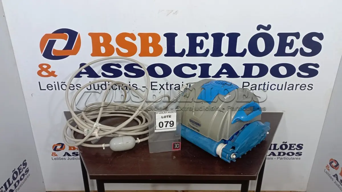 LOTE 079 - 01 ASPIRADOR DE PISCINA. (NO ESTADO) ATENÇÃO! FAZER A VISITAÇÃO ANTES DE ARREMATAR, NÃO SABEMOS SE FUNCIONA, LEILÃO NÃO TEM GARANTIA E NEM DEVOLUÇÃO, SUJEITO A POSSÍVEIS AVARIAS VISÍVEIS/OCULTAS E/OU AUSÊNCIA DE COMPONENTES.