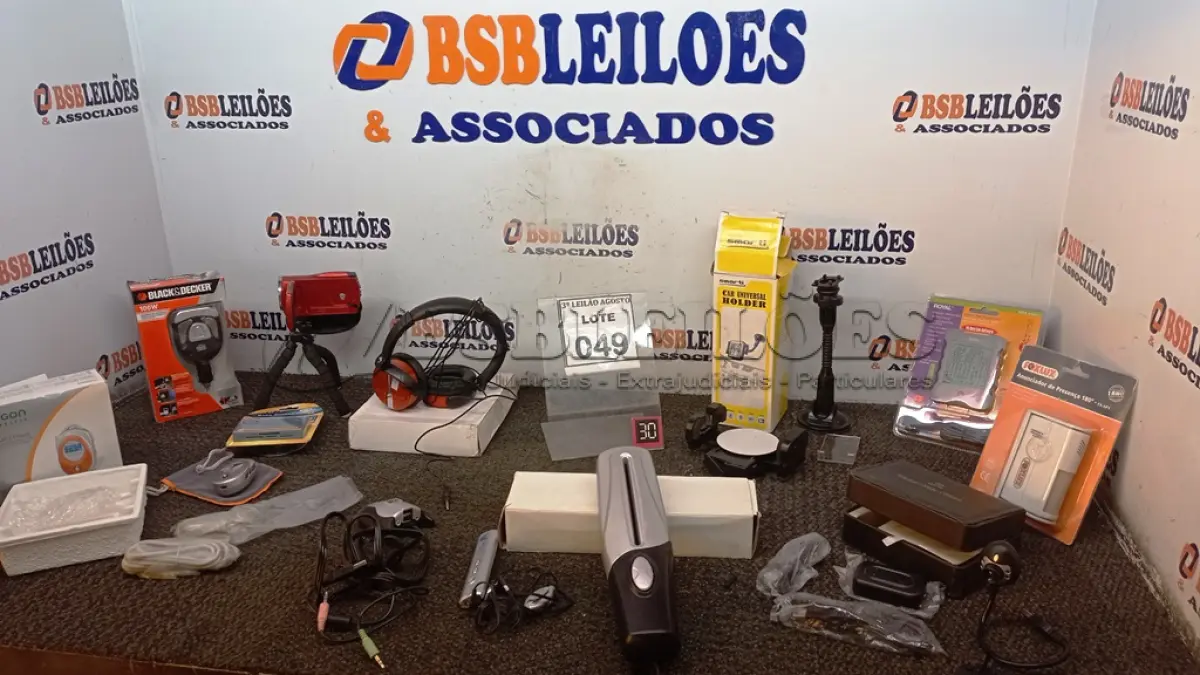LOTE 049 - 01 FILMADORA COM TRIPÉ, 01 ANUNCIADOR DE PRESENÇA, 01 INVERSOR DE CORRENTE, 01 MP3 PLAYER, 01 SUPORTE DE APARELHOS PARA CARROS, 01 TRITURADOR DE PAPEL PORTÁTIL E DIVERSOS. (NO ESTADO) ATENÇÃO! FAZER A VISITAÇÃO ANTES DE ARREMATAR, NÃO SABEMOS SE FUNCIONA, LEILÃO NÃO TEM GARANTIA E NEM DEVOLUÇÃO, SUJEITO A POSSÍVEIS AVARIAS VISÍVEIS/OCULTAS E/OU AUSÊNCIA DE COMPONENTES.