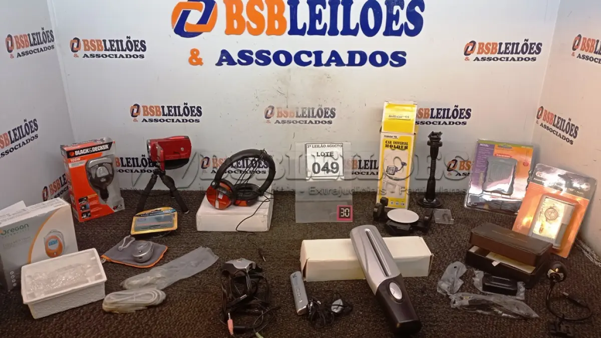 LOTE 049 - 01 FILMADORA COM TRIPÉ, 01 ANUNCIADOR DE PRESENÇA, 01 INVERSOR DE CORRENTE, 01 MP3 PLAYER, 01 SUPORTE DE APARELHOS PARA CARROS, 01 TRITURADOR DE PAPEL PORTÁTIL E DIVERSOS. (NO ESTADO) ATENÇÃO! FAZER A VISITAÇÃO ANTES DE ARREMATAR, NÃO SABEMOS SE FUNCIONA, LEILÃO NÃO TEM GARANTIA E NEM DEVOLUÇÃO, SUJEITO A POSSÍVEIS AVARIAS VISÍVEIS/OCULTAS E/OU AUSÊNCIA DE COMPONENTES.