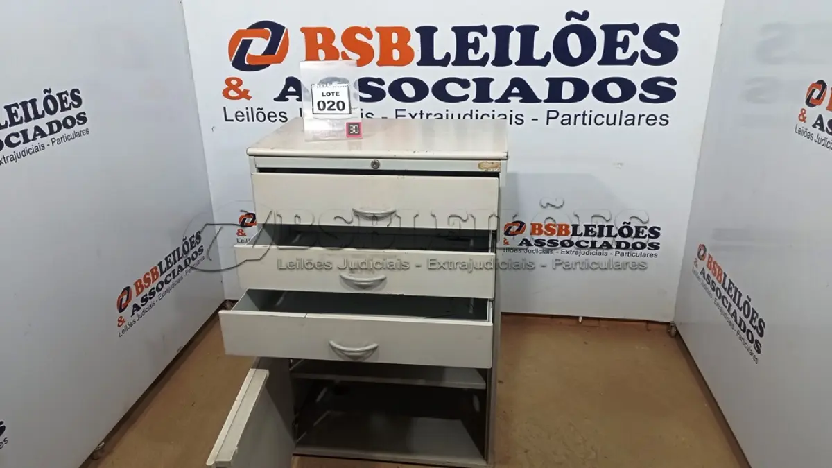 LOTE 020 - 01 ARMÁRIO DE FERRO E TAMPO EM MADEIRA COM 03 GAVETAS E 01 PORTA. (NO ESTADO) ATENÇÃO! FAZER A VISITAÇÃO ANTES DE ARREMATAR, NÃO SABEMOS SE FUNCIONA, LEILÃO NÃO TEM GARANTIA E NEM DEVOLUÇÃO, SUJEITO A POSSÍVEIS AVARIAS VISÍVEIS/OCULTAS E/OU AUSÊNCIA DE COMPONENTES.