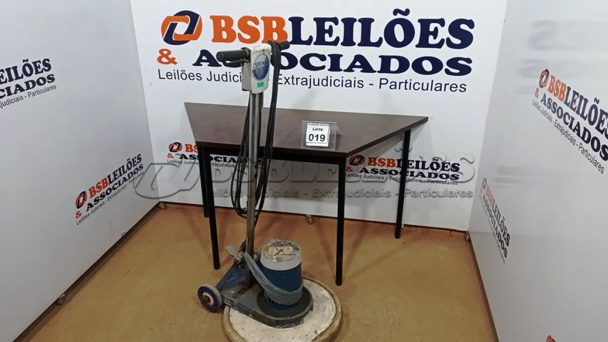 LOTE 019 - 01 ENCERADEIRA INDUSTRIAL. (NO ESTADO) ATENÇÃO! FAZER A VISITAÇÃO ANTES DE ARREMATAR, NÃO SABEMOS SE FUNCIONA. LEILÃO NÃO TEM GARANTIA E NEM DEVOLUÇÃO, SUJEITO A POSSÍVEIS AVARIAS VISÍVEIS/OCULTAS E/OU AUSÊNCIA DE COMPONENTES.