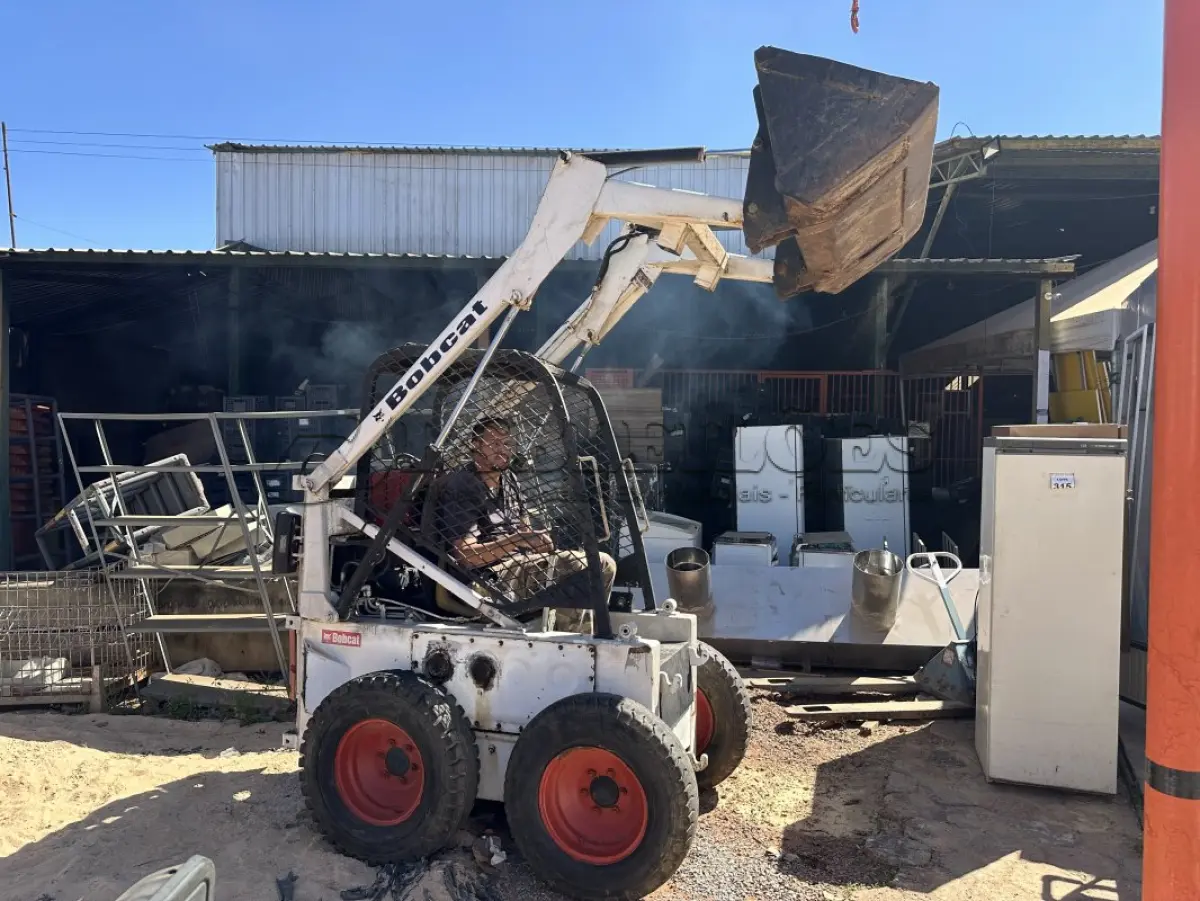 LOTE 526 - 01 BOBCAT M611 DIESEL COM PÁ BATERIA NOVA( NO ESTADO)