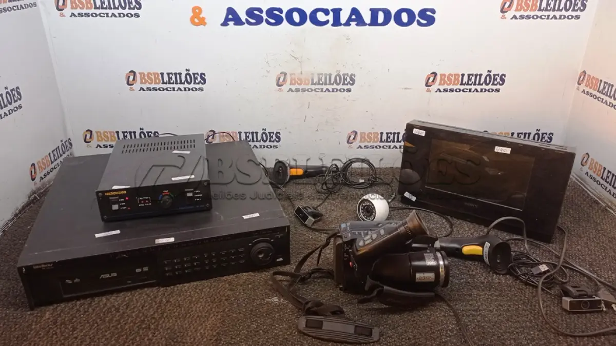 LOTE 037 - 01 APARELHO DVR 03 CÂMERAS DE PC, 02 LEITORAS DE CÓDIGO DE BARRAS E 01 DOCK STATION MARCA SONY. (NO ESTADO) ATENÇÃO! FAZER A VISITAÇÃO ANTES DE ARREMATAR, NÃO SABEMOS SE FUNCIONA, LEILÃO NÃO TEM GARANTIA E NEM DEVOLUÇÃO, SUJEITO A POSSÍVEIS AVARIAS VISÍVEIS/OCULTAS E/OU AUSÊNCIA DE COMPONENTES.
