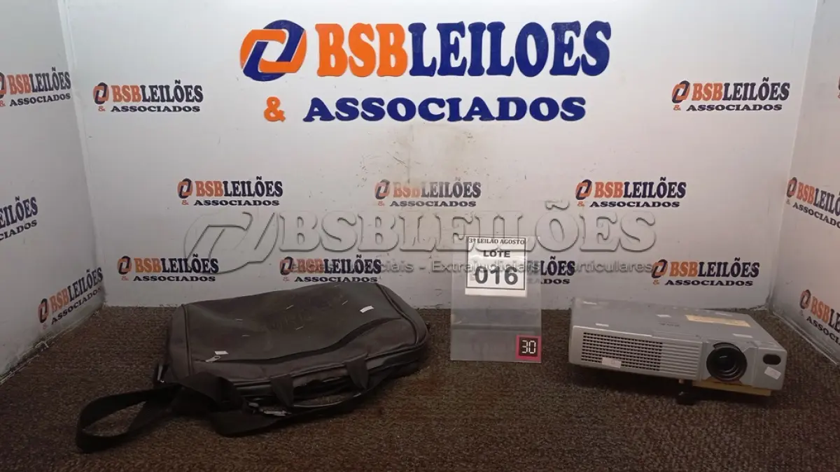 LOTE 016 - 01 PROJETOR HITACHI XVGA COM CABOS E MALETA. (NO ESTADO) ATENÇÃO! FAZER A VISITAÇÃO ANTES DE ARREMATAR, NÃO SABEMOS SE FUNCIONA, LEILÃO NÃO TEM GARANTIA E NEM DEVOLUÇÃO, SUJEITO A POSSÍVEIS AVARIAS VISÍVEIS/OCULTAS E/OU AUSÊNCIA DE COMPONENTES.