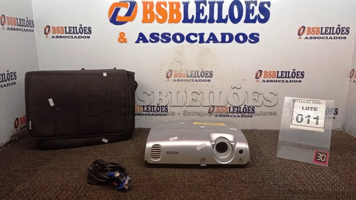 LOTE 011 - 01 PROJETOR MARCA EPSON COM CABOS E MALETA. (NO ESTADO) ATENÇÃO! FAZER A VISITAÇÃO ANTES DE ARREMATAR, NÃO SABEMOS SE FUNCIONA, LEILÃO NÃO TEM GARANTIA E NEM DEVOLUÇÃO, SUJEITO A POSSÍVEIS AVARIAS VISÍVEIS/OCULTAS E/OU AUSÊNCIA DE COMPONENTES.