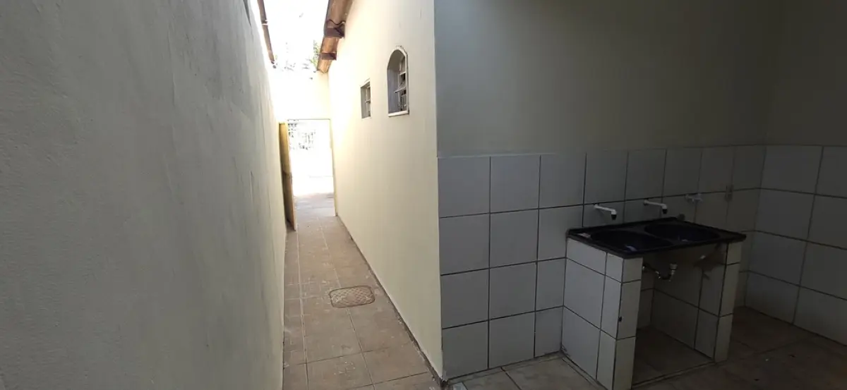 01 CASA DE ESQUINA NA QR 405 CONJUNTO 9 LOTE 8 COM SALA, COZINHA, BANHEIRO SOCIAL, 03 QUARTOS, SENDO 01 SUÍTE, ÁREA DE SERVIÇO COBERTA ,GARAGEM E 01 LOJA COM BANHEIRO. SAMAMBAIA NORTE - DF, ÁREA DO LOTE 149,50 M², ÁREA CONSTRUÍDA 176,12 M², 405 CONJUNTO 9 LOTE 8 - SAMAMBAIA NORTE - DF, ÁREA DO LOTE 149,50 M², ÁREA CONSTRUÍDA 176,12 M², MATRÍCULA Nº. 163299 (NO ESTADO) (VISITAÇÃO AGENDAR 61-9445-2031 WHATSAPP) (IPTU 2025 PAGO)