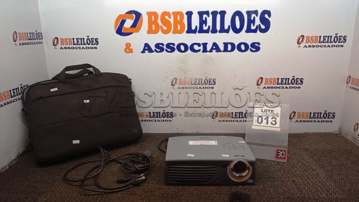 LOTE 013 - 01 PROJETOR MARCA OPTOMA COM CABOS E MALETAS. (NO ESTADO) ATENÇÃO! FAZER A VISITAÇÃO ANTES DE ARREMATAR, NÃO SABEMOS SE FUNCIONA, LEILÃO NÃO TEM GARANTIA E NEM DEVOLUÇÃO, SUJEITO A POSSÍVEIS AVARIAS VISÍVEIS/OCULTAS E/OU AUSÊNCIA DE COMPONENTES.