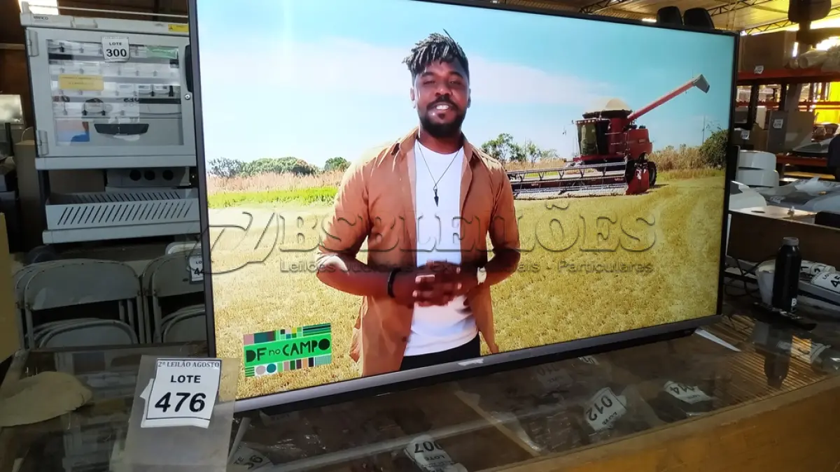 LOTE 476 - 01 SMART TV SKYWORTH 55’’ COM CONTROLE. (NO ESTADO) ATENÇÃO! FAZER A VISITAÇÃO ANTES DE ARREMATAR, NÃO SABEMOS SE FUNCIONA. LEILÃO NÃO TEM GARANTIA E NEM DEVOLUÇÃO, SUJEITO A POSSÍVEIS AVARIAS VISÍVEIS/OCULTAS E/OU AUSÊNCIA DE COMPONENTES.