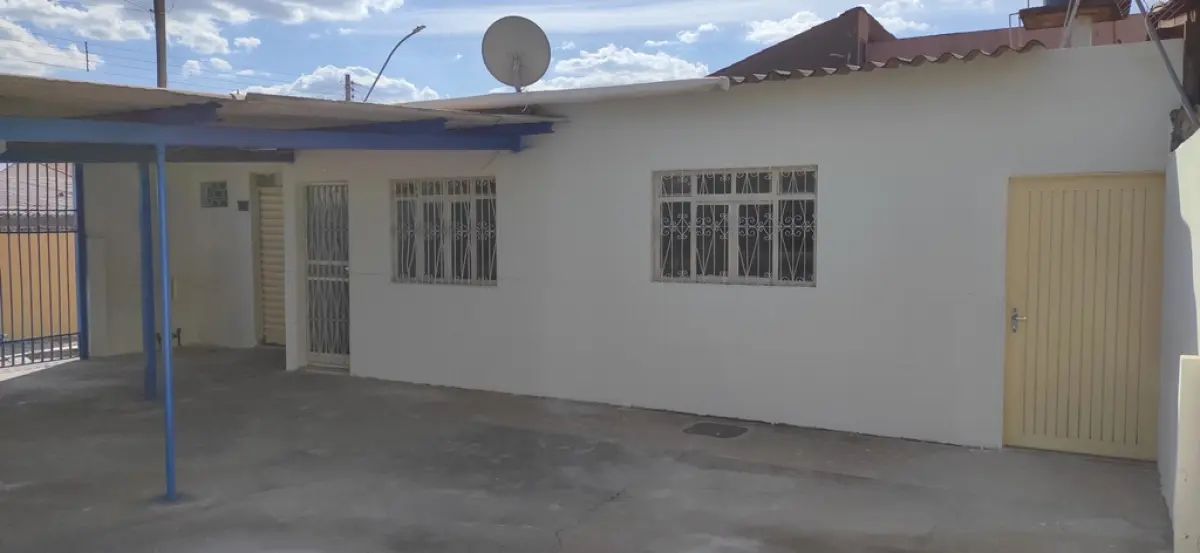 01 CASA DE ESQUINA NA QR 405 CONJUNTO 9 LOTE 8 COM SALA, COZINHA, BANHEIRO SOCIAL, 03 QUARTOS, SENDO 01 SUÍTE, ÁREA DE SERVIÇO COBERTA ,GARAGEM E 01 LOJA COM BANHEIRO. SAMAMBAIA NORTE - DF, ÁREA DO LOTE 149,50 M², ÁREA CONSTRUÍDA 176,12 M², 405 CONJUNTO 9 LOTE 8 - SAMAMBAIA NORTE - DF, ÁREA DO LOTE 149,50 M², ÁREA CONSTRUÍDA 176,12 M², MATRÍCULA Nº. 163299 (NO ESTADO) (VISITAÇÃO AGENDAR 61-9445-2031 WHATSAPP) (IPTU 2025 PAGO)