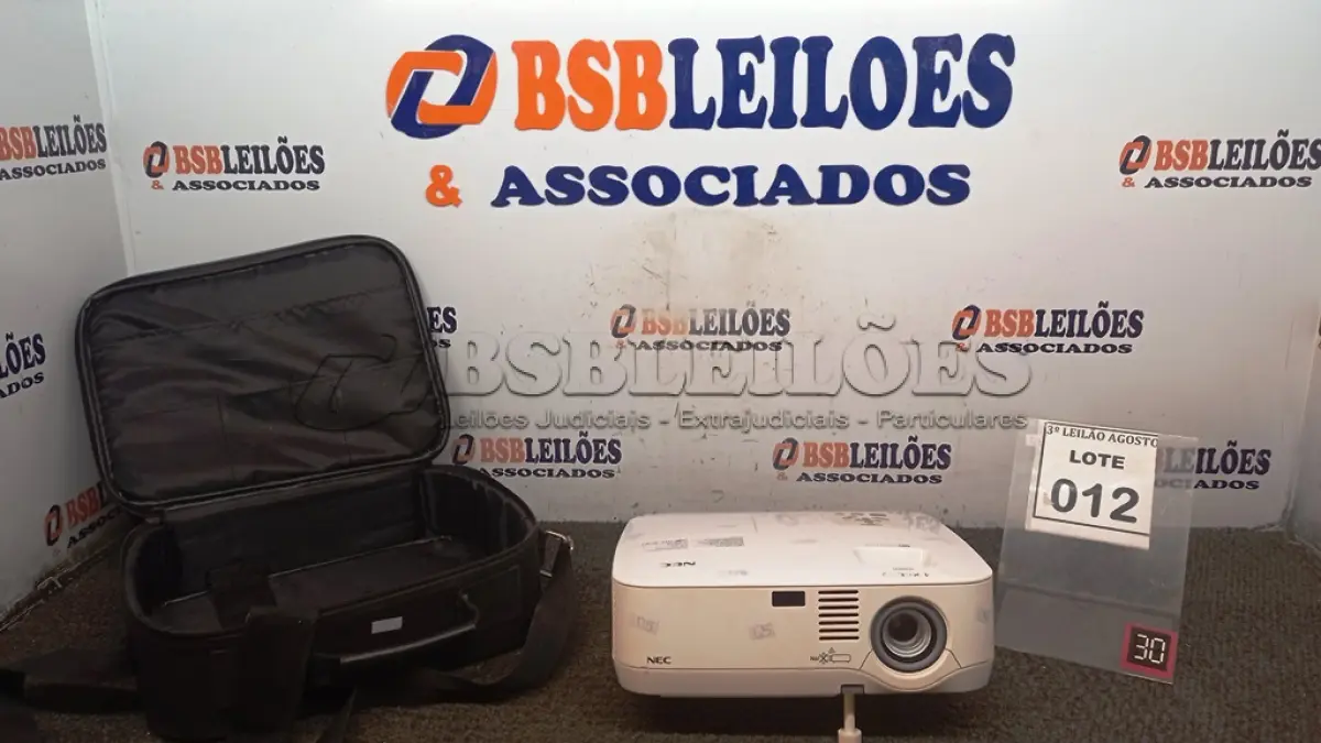 LOTE 012 - 01 PROJETOR MARCA NEC COM MALETA. (NO ESTADO) ATENÇÃO! FAZER A VISITAÇÃO ANTES DE ARREMATAR, NÃO SABEMOS SE FUNCIONA, LEILÃO NÃO TEM GARANTIA E NEM DEVOLUÇÃO, SUJEITO A POSSÍVEIS AVARIAS VISÍVEIS/OCULTAS E/OU AUSÊNCIA DE COMPONENTES.
